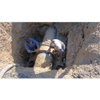 جلوگیری از هدررفت آب در بندر امام خمینی با رفع شکستگی لوله