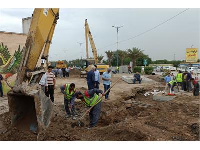 عملیات اجرایی اتصال خروجی شبکه فاضلاب منطقه کیانپارس اهواز واقع در خیابان میهن به خط اصلی فاضلاب