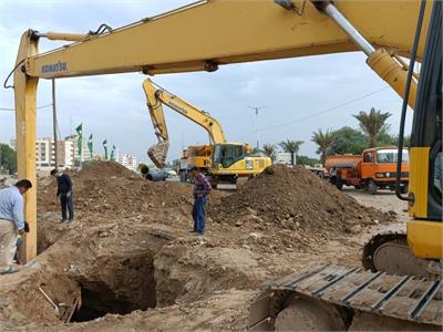 عملیات اجرایی اتصال خروجی شبکه فاضلاب منطقه کیانپارس اهواز واقع در خیابان میهن به خط اصلی فاضلاب