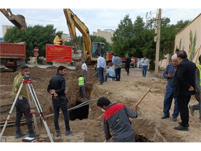 عملیات اجرایی اتصال خروجی شبکه فاضلاب منطقه کیانپارس اهواز واقع در خیابان میهن به خط اصلی فاضلاب